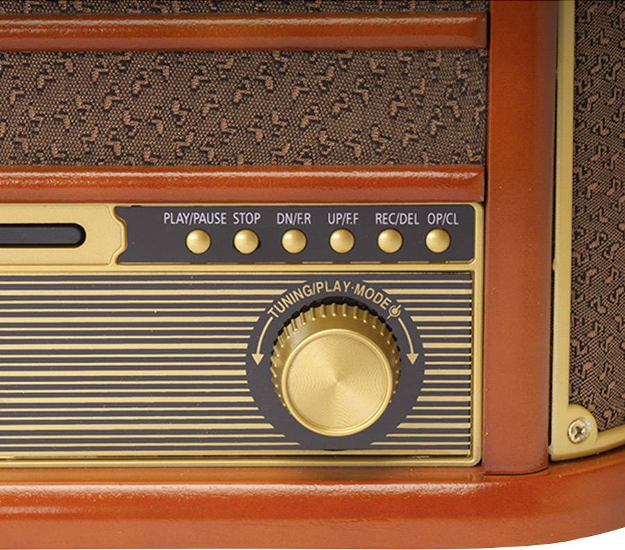 Gros plan sur une radio rétro avec un grand bouton rotatif et plusieurs touches de fonction pour la lecture, la pause et l'enregistrement.