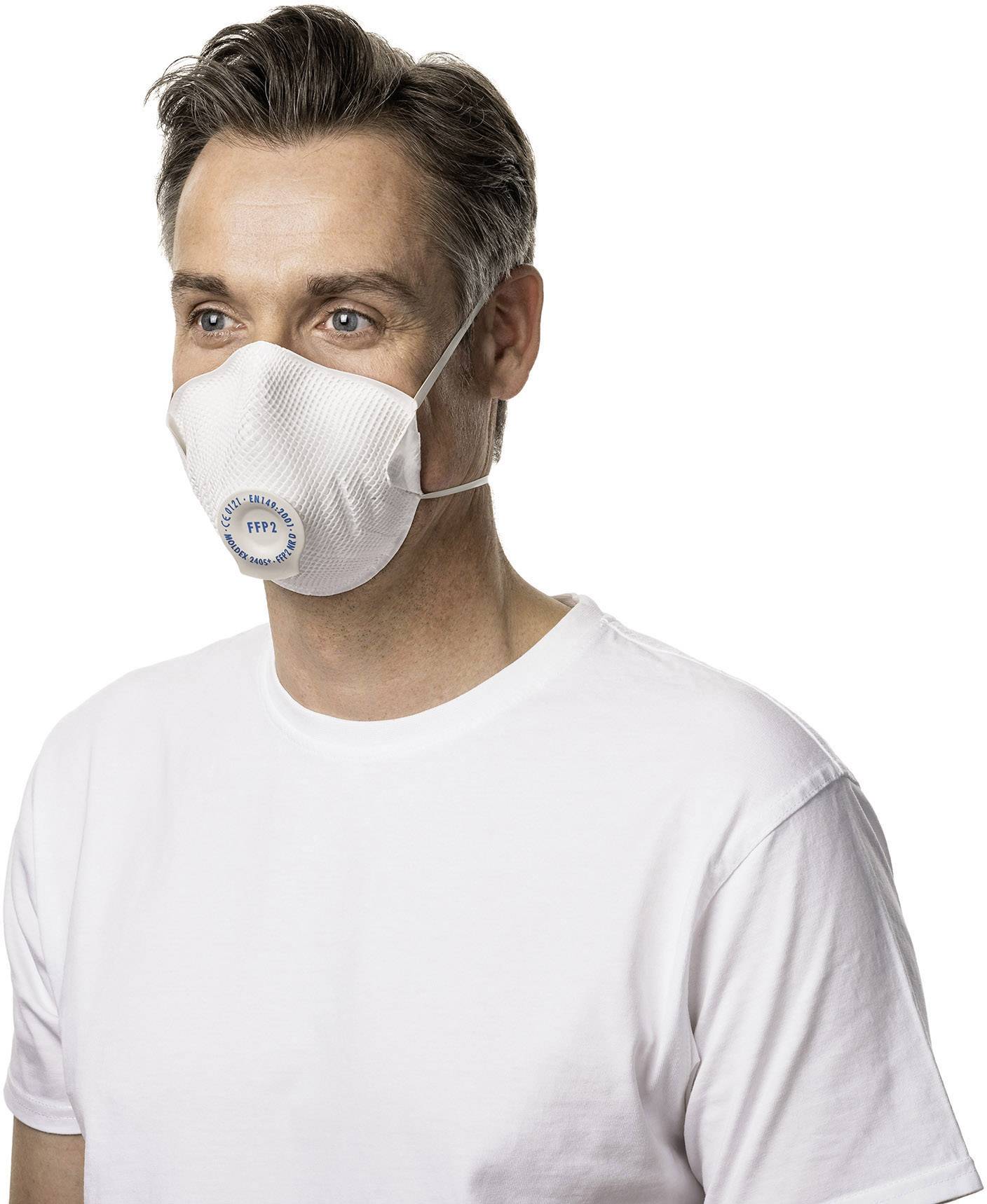 Un homme porte un t-shirt blanc et un masque de protection.