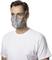 Un homme porte un masque respiratoire gris et un t-shirt blanc. Il regarde droit devant lui.