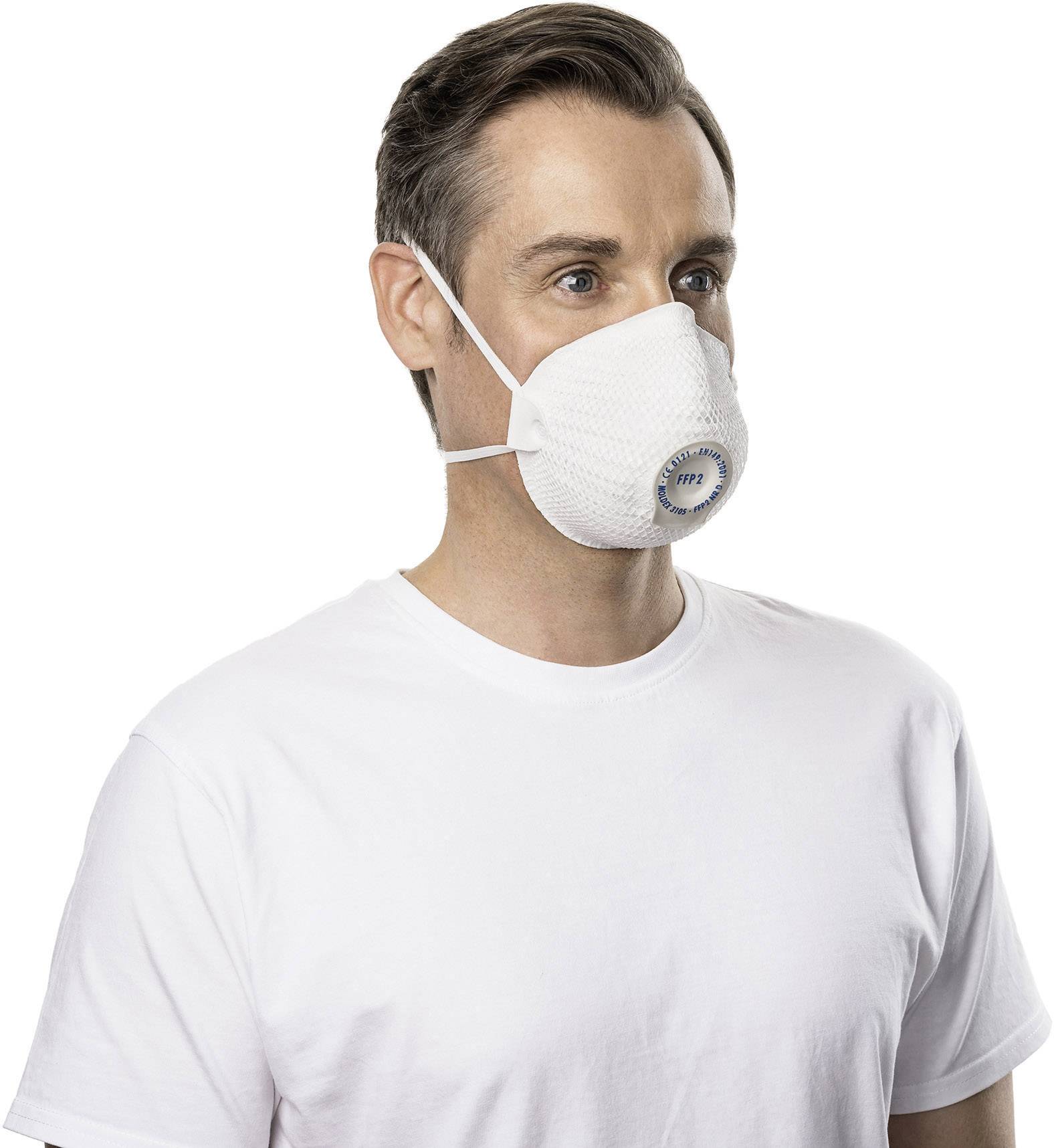 Un homme porte un masque de protection respiratoire blanc avec une valve. Il porte un t-shirt blanc.