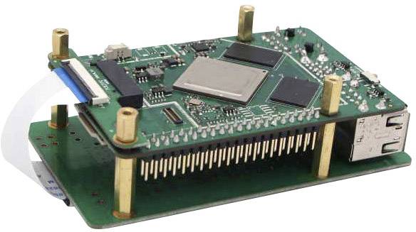 Un système de circuit imprimé électronique vert avec plusieurs composants connectés, une connexion USB et des broches sur le dessus.