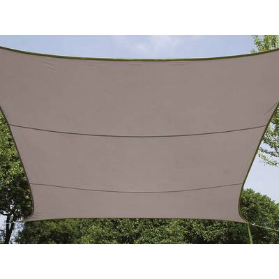 Voile d'ombrage marron au-dessus d'un jardin vert, offrant de l'ombre et une protection contre le soleil.