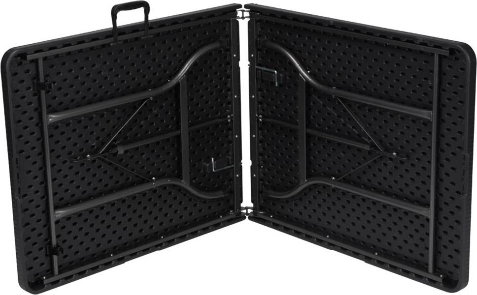 Table pliante noir en plastique, pliée et dressée verticalement, montrant des supports métalliques robustes.