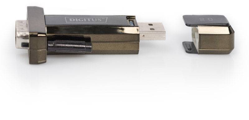 Clé USB avec capuchon retiré, portant le texte 'DIGITUS'. L'appareil présente des connecteurs et dispose d'une finition métallique.