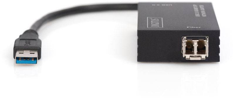Un câble adaptateur USB 3.0 connecté à un boîtier noir. Le boîtier dispose d'un connecteur à fibre optique.