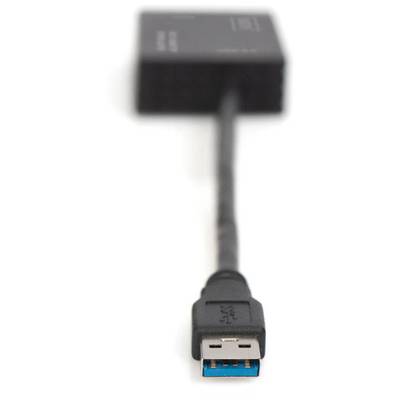 Gros plan sur un câble USB avec une connexion bleue menant à un adaptateur rectangulaire noir.