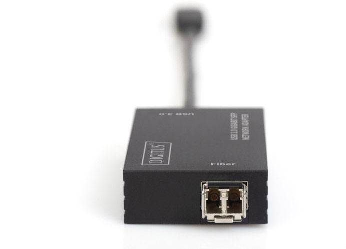 Un convertisseur USB vers fibre optique à deux ports, sur un fond blanc.