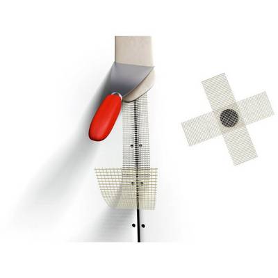 Un outil à poignée rouge qui met le grillage en forme dans une rainure. Un grillage rectangulaire est posé en haut à droite.