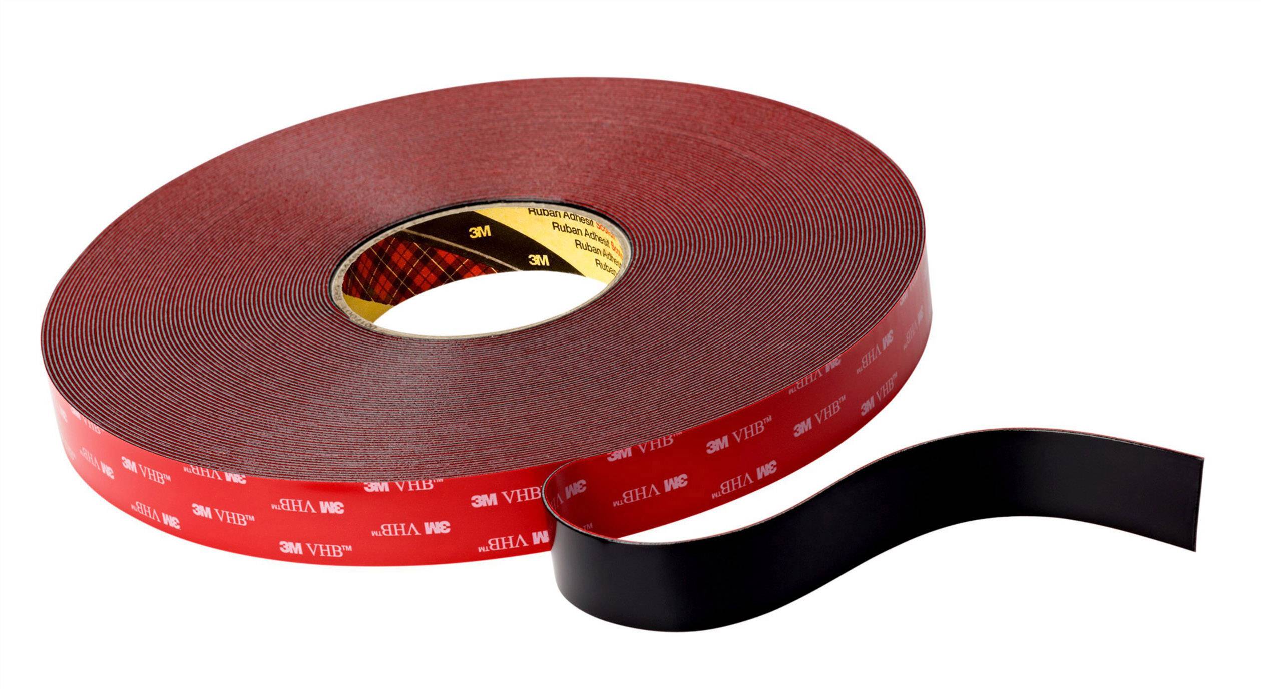 Un rouleau de ruban adhésif double face rouge avec un dos noir. Le nom de la marque et les informations sur le produit sont visibles sur la face intérieure.