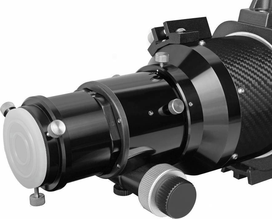 Un télescope astronomique noir est concentré sur le porte-oculaire, doté de plusieurs boutons de réglage et de mécanismes de précision.