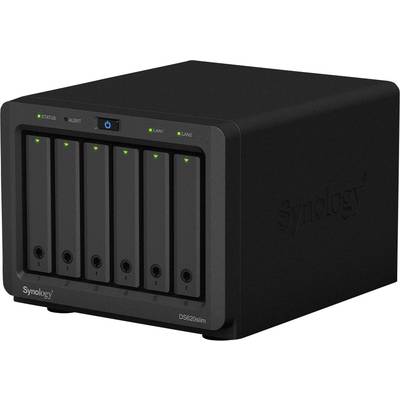 Un serveur NAS noir à six baies de disques durs. Sur la façade avant, différents voyants de statut s'illuminent en vert.