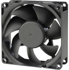 Un ventilateur d'ordinateur noir à sept pales, adapté pour refroidir les composants informatiques à l'intérieur d'un boîtier.