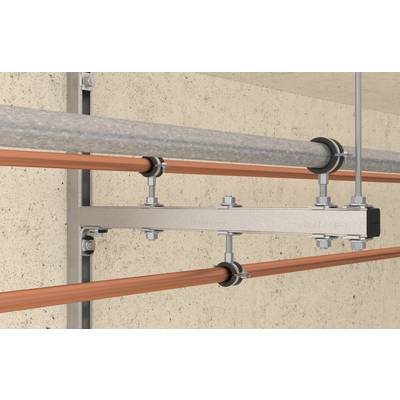 Gaines électriques en cuivre fixées avec des colliers métalliques et un support de fixation le long d'un mur en béton.
