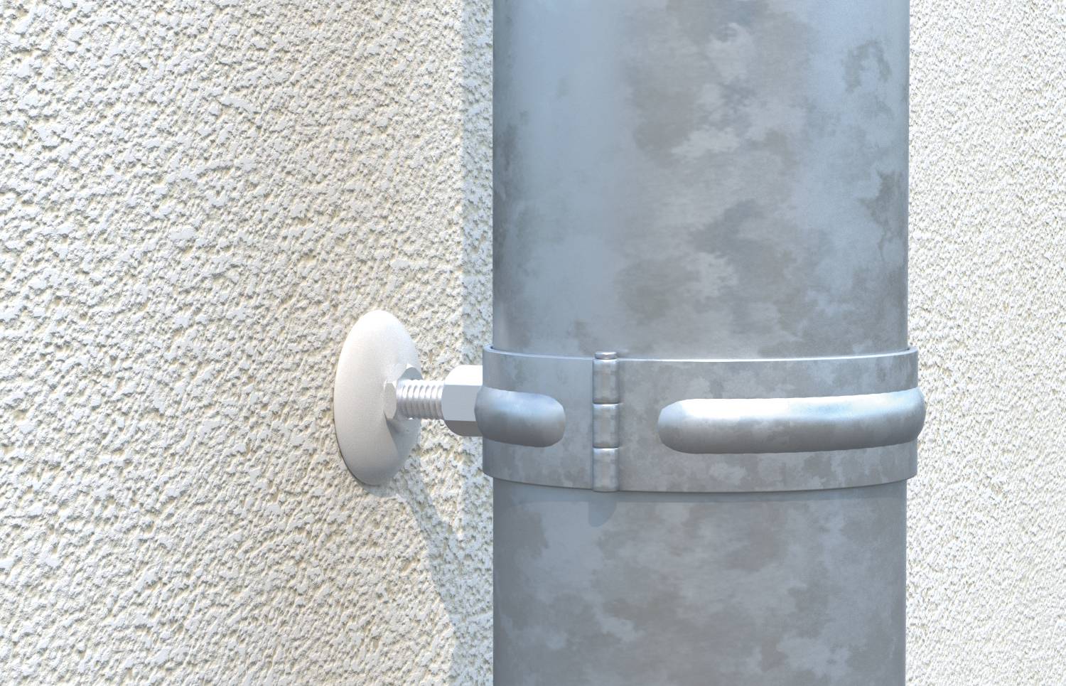 Gros plan d'une descente de gouttière en métal gris fixée à un mur extérieur texturé avec un support de montage.
