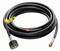 Long tuyau noir avec une étiquette et des raccords à chaque extrémité, probablement pour une connexion de gaz ou d'eau.
