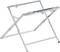 Un support de table réglable en argent avec une structure en X, adapté aux claviers ou aux appareils électroniques. Stable avec des pieds antidérapants.