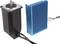Moteur pas à pas et radiateur bleu en gros plan. Le moteur a plusieurs fils qui mènent au radiateur, ce qui suggère une connexion électrique.