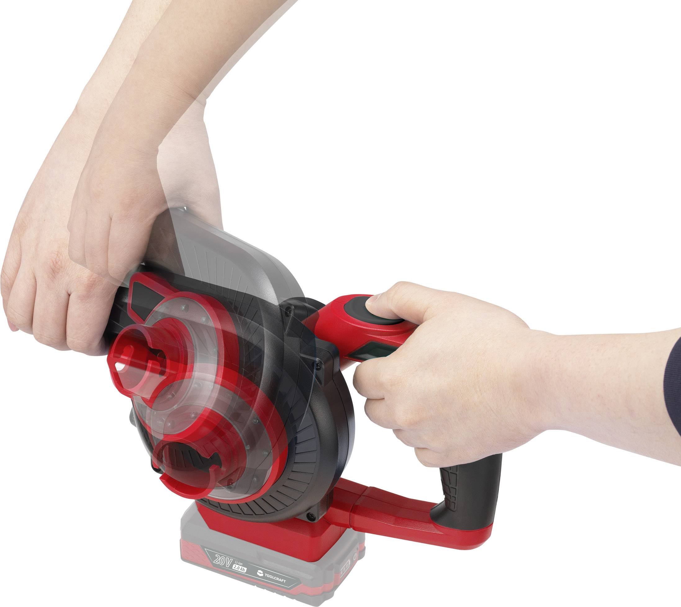 Une personne tient un aspirateur sans fil avec fonction d'inclinaison pour aspirer saleté et poussière. Le produit démontre une maniabilité flexible.