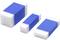Trois éponges rectangulaires bleues avec des extrémités blanches. Disposées de différentes tailles, de grande à petite. Fond blanc.