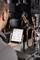 Un technicien vérifie les valeurs de pression et de température d'un processus de machine industrielle sur une tablette, affichées à l'écran.