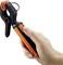 Une main tient une pince orange et noire avec un mécanisme de serrage et une poignée ergonomique, conçue pour des travaux de précision.