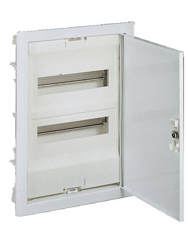 Un coffret de distribution ouvert, blanc, avec deux emplacements libres pour l'installation d'appareils. Des trous de montage sont visibles sur la gauche.
