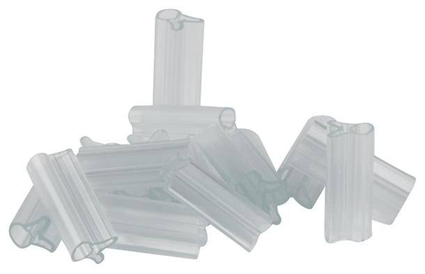 Petits tubes de plastique transparents, répartis sur une surface blanche. Ils sont ouverts et disposés selon différents angles.
