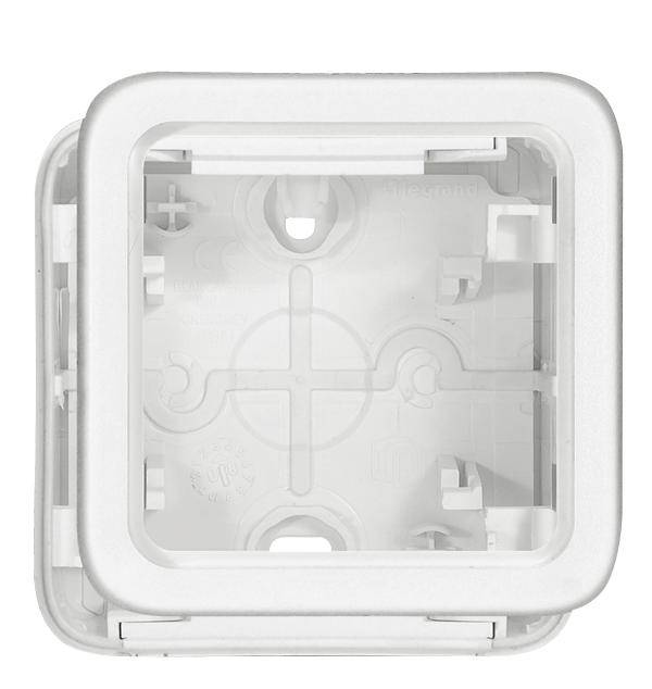 Un boîtier vide, carré, blanc, avec un couvercle amovible et plusieurs points de fixation, adapté aux installations électriques.