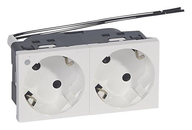 'Double prise avec deux emplacements, blanche, adaptée pour l'installation dans des systèmes électriques ou des meubles ; élément de montage noir en haut.'