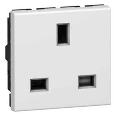 Prise électrique blanche de forme carrée avec trois ouvertures rectangulaires sur la façade.