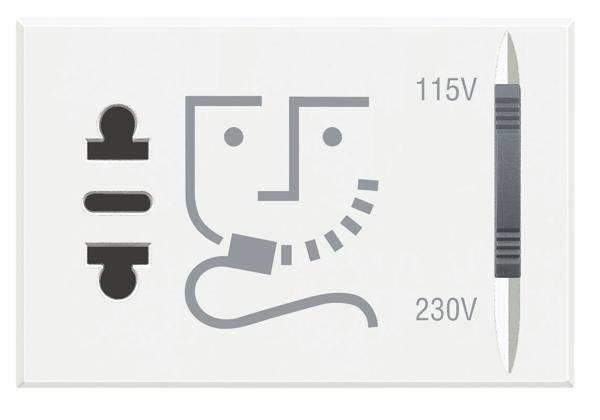 'Adaptateur électrique avec deux prises : à gauche une prise américaine (115V), à droite une prise européenne (230V).'