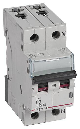 Un disjoncteur bipolaire gris portant l'inscription 'B6' et 'legrand', utilisé dans les armoires électriques de distribution.