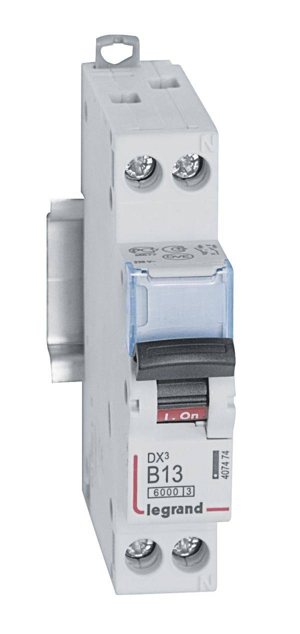 Un disjoncteur modulaire B13 de Legrand, adapté à la protection des circuits électriques dans les installations électriques.