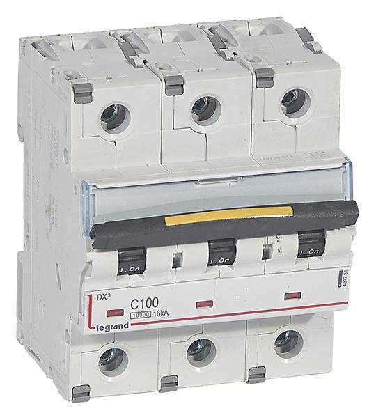 Un disjoncteur tripolaire de la marque Legrand, modèle C100, adapté pour 100 ampères et 16 kA, destiné à la protection des installations électriques.