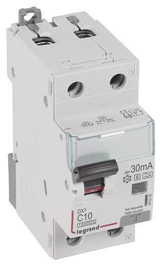 Un disjoncteur différentiel bipolaire C10 de Legrand avec un courant nominal de 30 mA. Permet une protection contre les surintensités et les courts-circuits.