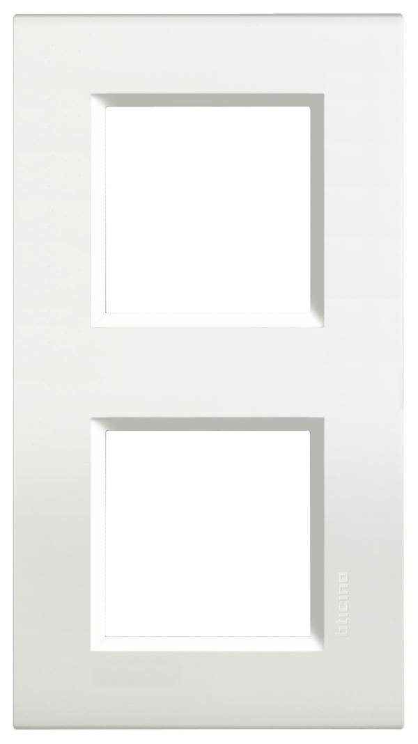 Un cadre blanc rectangulaire pour deux interrupteurs ou prises électriques.