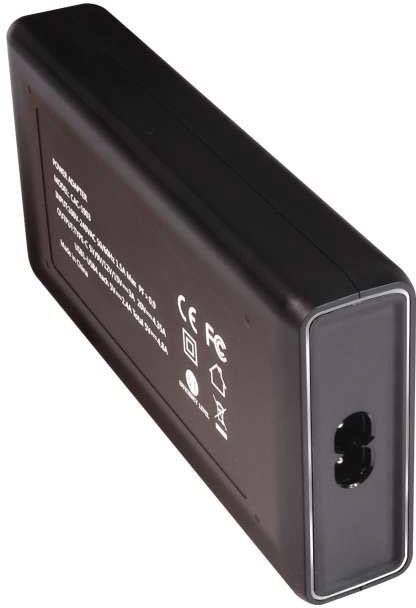 Appareil électronique noir avec plusieurs ports et informations techniques sur sa surface.