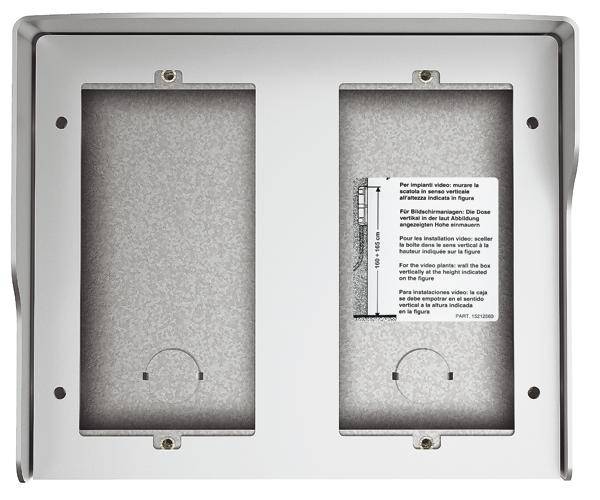 Plaque métallique avec deux découpes rectangulaires. Dans la découpe de droite se trouve un guide d'installation pour les appareils vidéo.
