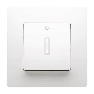 Un interrupteur mural blanc avec un grand interrupteur à bascule rectangulaire au centre, entouré d'un cadre carré.