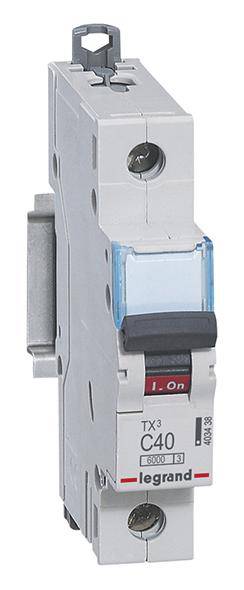 Disjoncteur Legrand, type TX3, C40. Levier de commande en position 'I'. Manifestement destiné à la protection dans les installations électriques.