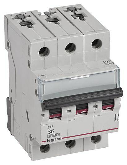 Un disjoncteur tripolaire, étiqueté 'B6', pour la distribution et la protection des circuits électriques.