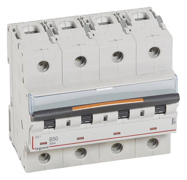 Un disjoncteur tétrapolaire Legrand, modèle DX3 B50, 25kA. Sur la gauche, les leviers de commutation sont marqués 'On' et 'Off'.