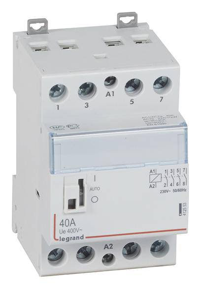Un relais triphasé, 40A, 230V, avec mode de commutation manuel et automatique, avec indicateurs pour les trois connexions de phase.