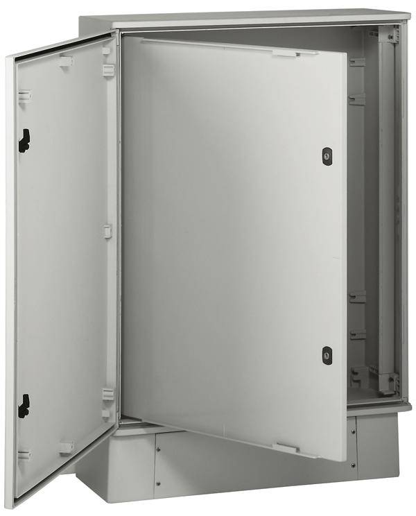 Armoire métallique avec deux portes ouvertes, montrant l'intérieur. Armoire adaptée au rangement d'appareils techniques ou d'outils.
