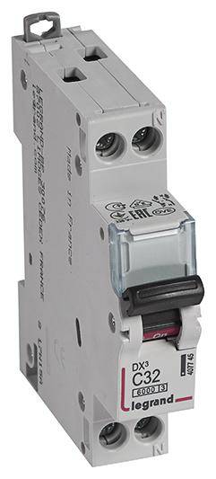 Un interrupteur de protection bipolaire gris avec un levier rouge de Legrand, modèle 'DX3 C32', utilisé dans les installations électriques.