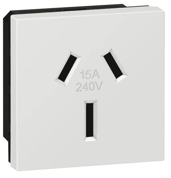 Prise murale blanche avec trois bornes disposées en triangle. Étiquetée '15A 240V' au-dessus de la borne inférieure.