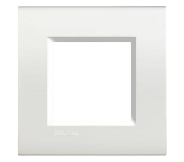 Un cadre carré blanc avec un centre vide ; le nom de marque 'Bticino' imprimé en bas.