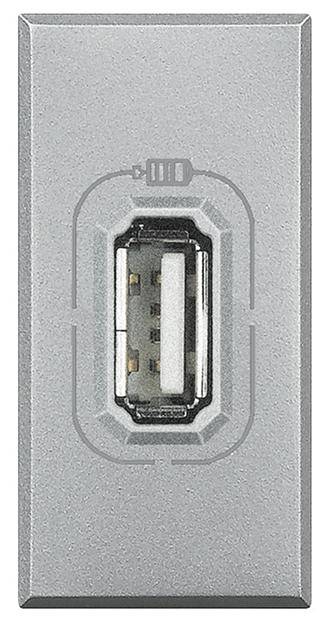 Un port USB gris sur une plaque métallique rectangulaire, prêt à se connecter à un périphérique USB.