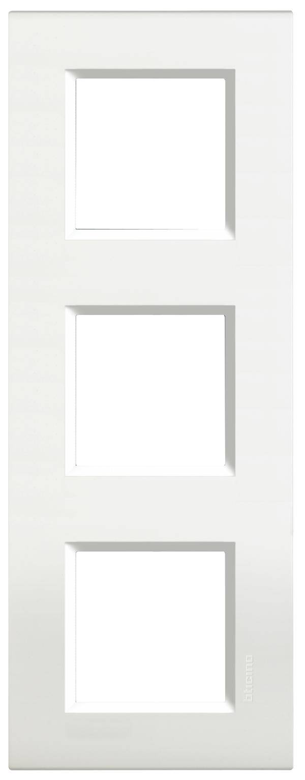 'Plaque de couverture blanche rectangulaire avec trois ouvertures carrées disposées verticalement, adaptée pour interrupteurs ou prises électriques.'