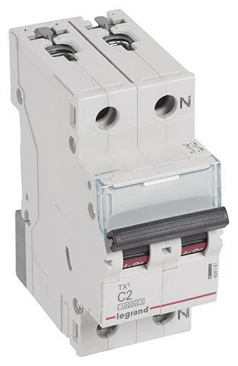 Un disjoncteur bipolaire de marque Legrand, type C2. Il sert à protéger les circuits électriques contre les surcharges ou les courts-circuits.
